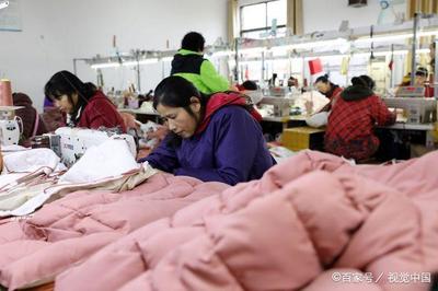 江蘇揚州:春節將至,服裝廠村民加工忙